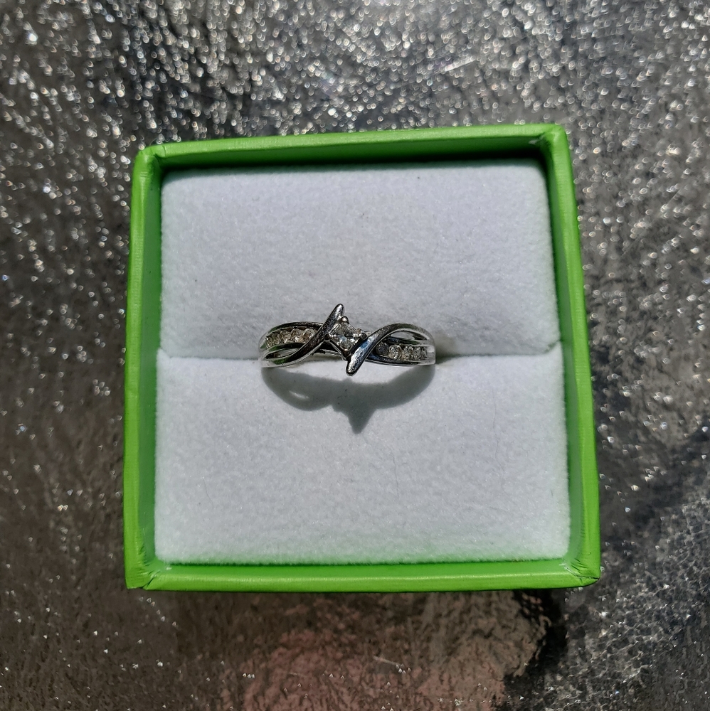 Ring - Size 7 - Picture 4 of 6